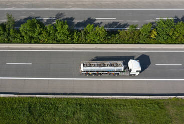 Österreich, Oberösterreich, Mondsee, Drohnenaufnahme eines Tanklastzugs auf der Westautobahn A1 - WWF06442