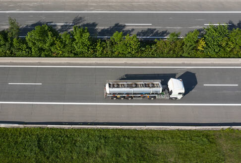Österreich, Oberösterreich, Mondsee, Drohnenaufnahme eines Tanklastzugs auf der Westautobahn A1 - WWF06442