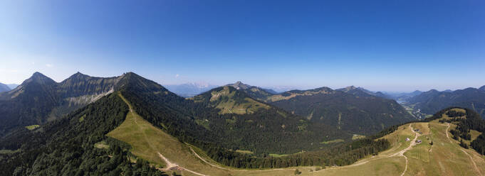 Österreich, Salzburger Land, Hintersee, Drohnenpanorama einer bewaldeten Bergkette im Sommer - WWF06443