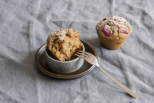 Zwei Rhabarbermuffins mit einem fehlenden Biss - EVGF04374