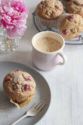 Studioaufnahme einer Tasse Kaffee und Rhabarbermuffins - EVGF04382