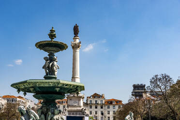 Portugal, Bezirk Lissabon, Lissabon, Fonte Sul do Rossio und Säule von Pedro IV - EGBF00933