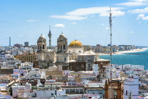 Spanien, Andalusien, Cadiz, Blick auf die Kathedrale von Cadiz und umliegende Gebäude - EGBF00937