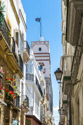 Spanien, Andalusien, Cádiz, Mehrfamilienhäuser vor dem Torre Tavira - EGBF00941