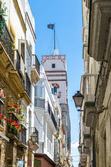 Spanien, Andalusien, Cádiz, Mehrfamilienhäuser vor dem Torre Tavira - EGBF00941