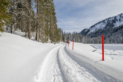 Austria, Vorarlberg, Snow-covered trail to Schwarzwasserhutte - EGBF00951