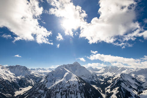 Österreich, Vorarlberg, Wolken über den Gipfeln der Allgäuer Alpen - EGBF00955