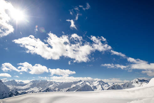 Österreich, Vorarlberg, Wolken über schneebedeckten Gipfeln der Allgäuer Alpen - EGBF00956