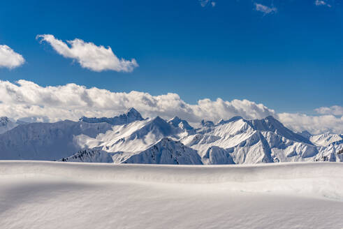 Österreich, Vorarlberg, Wolken über schneebedeckten Gipfeln der Allgäuer Alpen - EGBF00957