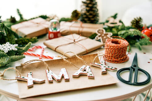 Weihnachten Zusammensetzung der kleinen Geschenk-Boxen mit grünen Tannenzweigen und Dekorationen auf runden Tisch platziert - ADSF46722