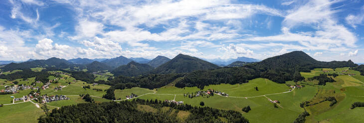 Österreich, Salzburger Land, Koppl, Drohnenpanorama einer ländlichen Landschaft im Sommer - WWF06449