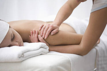 Woman receiving a back and shoulder massage - FSIF06383