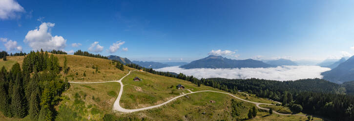 Österreich, Salzburger Land, Drohnenansicht einer Bergstraße im Salzkammergut - WWF06454