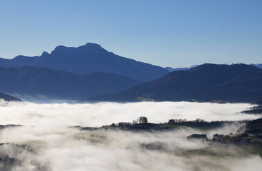Österreich, Oberösterreich, In dichten Nebel gehülltes Tal mit Schafberg im Hintergrund - WWF06461