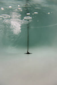 Unterwasseraufnahme einer sich mit Wasser füllenden Badewanne - FSIF06414