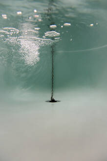 Unterwasseraufnahme einer sich mit Wasser füllenden Badewanne - FSIF06414