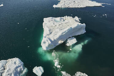 Schmelzender Eisberg auf sonniger Meeresoberfläche, Antarktische Halbinsel, Weddellmeer, Antarktis - FSIF06464