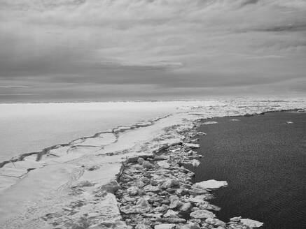 Eis am ruhigen, abgelegenen Strand, Antarktische Halbinsel, Weddellmeer, Antarktis - FSIF06472