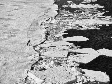 Wissenschaftler bei der Untersuchung von schmelzendem Eis auf einem Gletscher, Antarktische Halbinsel, Weddellmeer, Antarktis - FSIF06478