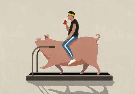 Mann sitzend und trinkend auf Schwein trainierend, gehend auf Laufband - FSIF06488