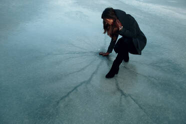 Mädchen auf dem Eisriss - INGF12076