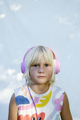 Mädchen trägt Kopfhörer und hört Musik - GISF00972