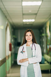 Weiblicher Arzt mit Stethoskop in einer medizinischen Klinik - ADF00173