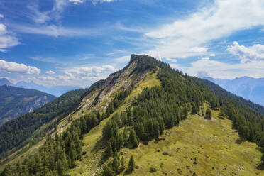 Österreich, Salzburger Land, Drohnenansicht des Hochwieskopfs im Sommer - WWF06466