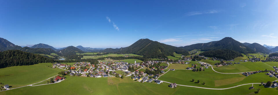 Österreich, Salzburger Land, Faistenau, Drohnenpanorama eines idyllischen Dorfes im Salzkammergut - WWF06467