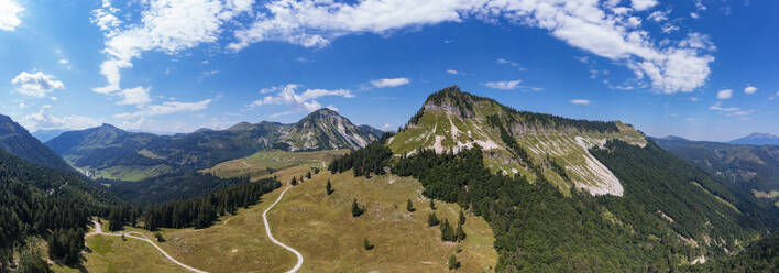 Österreich, Salzburger Land, Drohnenpanorama des Gennerhorns und der umliegenden Landschaft im Sommer - WWF06480