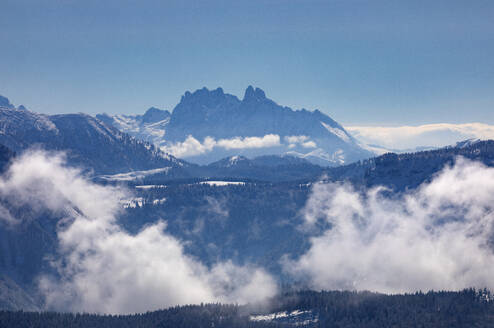 Österreich, Salzburger Land, St. Gilgen, Nebel über dem Salzkammergut mit dem Dachsteingebirge in der Ferne - WWF06492