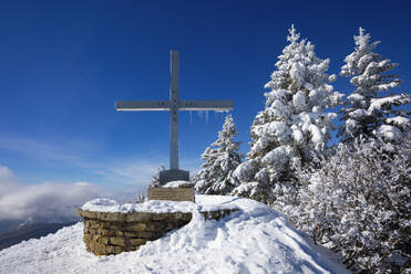 Österreich, Salzburger Land, St. Gilgen, Gipfelkreuz auf dem Pillstein - WWF06495