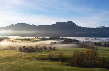 Österreich, Oberösterreich, Mondsee, Drohnenaufnahme des nebligen Sonnenaufgangs über dem Salzkammergut im Herbst - WWF06498