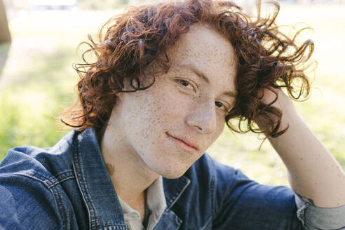 Smiling redhead man with curly hair - DSIF00707