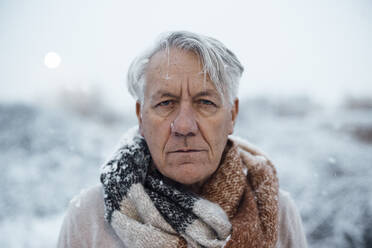 Älterer Mann mit grauem Haar im Schnee - JOSEF21020