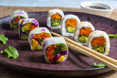 Schöner Teller mit Gemüse-Sushi, reichhaltiges und schmackhaftes Sushi-Sortiment, perfekt zum Essen - ADSF46927