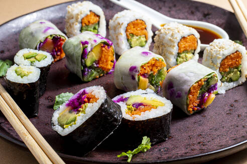 Schöner Teller mit Gemüse-Sushi, reichhaltiges und schmackhaftes Sushi-Sortiment, perfekt zum Essen - ADSF46928