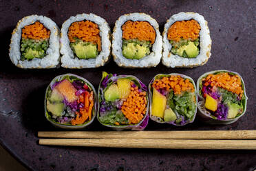 Schöner Teller mit Gemüse-Sushi, reichhaltiges und schmackhaftes Sushi-Sortiment, perfekt zum Essen - ADSF46929