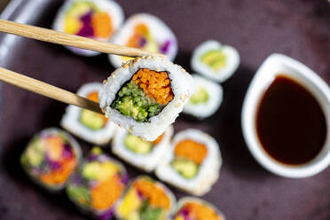 Schöner Teller mit Gemüse-Sushi, reichhaltiges und schmackhaftes Sushi-Sortiment, perfekt zum Essen - ADSF46931