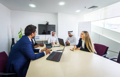 Multirassische Gruppe von Geschäftsleuten bei einem Treffen in einem Büro - Teamarbeit im Büro, Geschäftstreffen in den VAE - DMDF04860