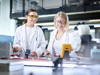 Lächelnde Wissenschaftler bei der Arbeit im Labor - CVF02491