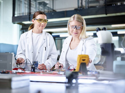 Smiling scientists working in laboratory - CVF02491