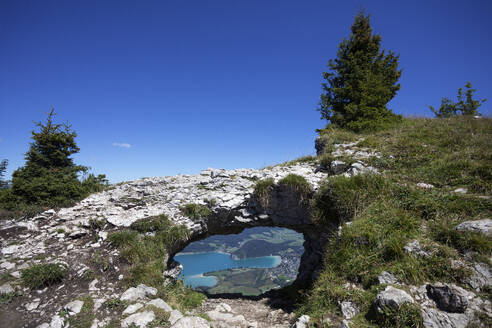 Österreich, Salzburger Land, Wolfgangsee durch natürlichen Bogen auf Bleckwand gesehen - WWF06515