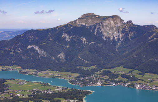 Austria, Salzburger Land, St. Wolfgang, Town on shore of lake Wolfgangsee seen from summit of Bleckwand mountain - WWF06516