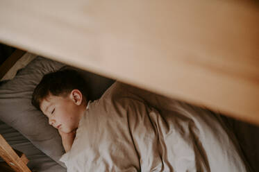 Schlafender Junge auf dem Bett zu Hause - ANAF02132