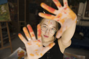 Junger Maler mit Handflächen im Atelier - YBF00253