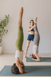 Yogalehrer unterrichtet Frauen im Studio - MMPF00903