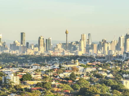 Luftaufnahme von Wohngebiet und Wolkenkratzer in Sydney City Skyline, Australien. - AAEF21890