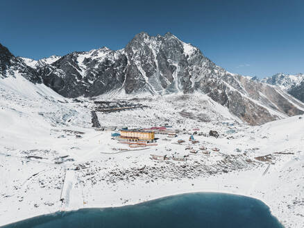 Luftaufnahme der Portillo Ski Lodge, umgeben von schneebedeckten Bergen und der Laguna Del Inca in den chilenischen Anden, Chile. - AAEF21893