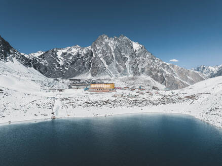 Luftaufnahme der Portillo Ski Lodge, umgeben von schneebedeckten Bergen und der Laguna Del Inca in den chilenischen Anden, Chile. - AAEF21896